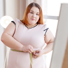 person needing weight loss measuring abdominal circumference