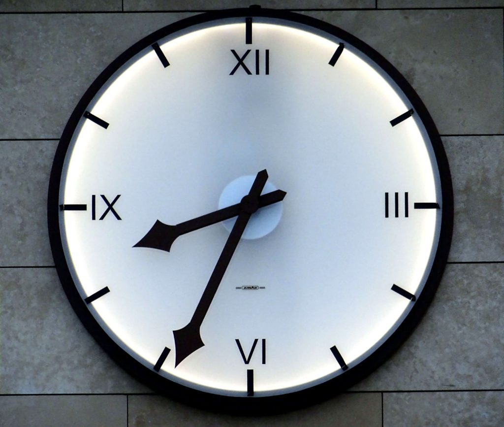 clock 8:24 PM to illustrate intermittent fasting
